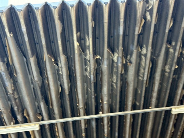 稲敷市で工場屋根の現地調査 軒天（庇裏）の塗装剥がれと下地露出を確認しました